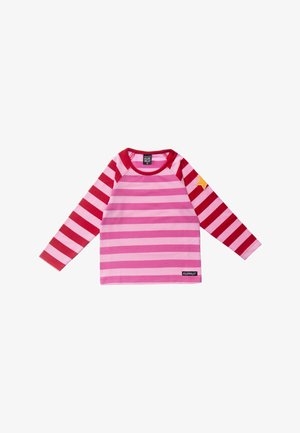 Camiseta infantil de manga larga con rayas horizontales rosas en el cuerpo, rayas rojas y rosas en las mangas y un parche en forma de estrella amarilla en un brazo.