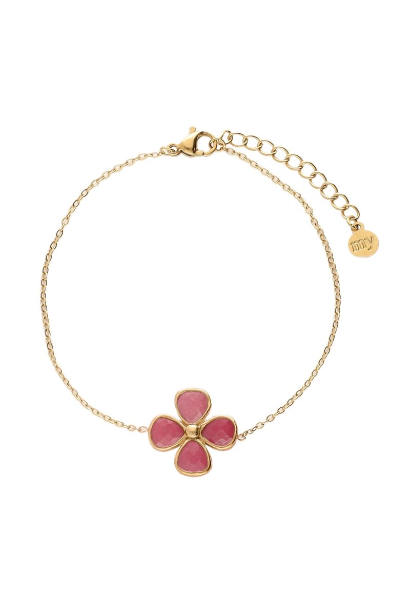Pulsera de cadena de oro con un charm de flor rosa con cuatro pétalos y una perla central, detalles texturizados y un cierre ajustable.