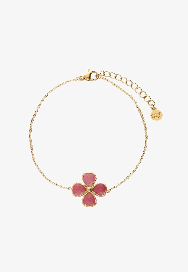 Pulsera de cadena de oro con un charm de flor rosa con cuatro pétalos y una perla central, detalles texturizados y un cierre ajustable.