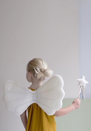 Bijele tkanine leptirova krila s naglašenim detaljima, nošena na žutoj haljini. Čarobni štapić s vrhom u obliku zvijezde drži se u desnoj ruci i ukrašen je šarenim vrpcama.