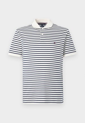 Polo blanc à manches courtes avec des rayures horizontales bleu marine et un petit logo sur la poitrine gauche.