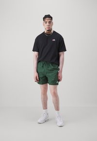 Nike Sportswear CLUB FLOW - Šortai - fir
