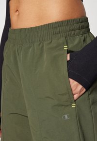 Champion Kalhoty - dark green