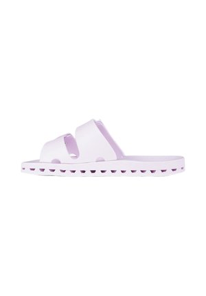 Sandalia de color púrpura claro tipo slip-on con dos tiras anchas y una suela ventilada mostrada de lado sobre fondo blanco.