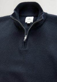 Navy kvartslång zip-tröja med ribbad krage, texturerat tyg och silverfärgad dragkedja. Lappen säger "NEXT."
