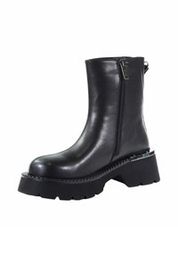 Czarny botek na kostkę wykonany z błyszczącego materiału z masywną podeszwą, bocznym zamkiem błyskawicznym i metalicznym akcentem na obcasie. Teksturowana gumowa podeszwa.