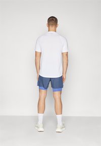 Under Armour LAUNCH - 2-i-1-shorts - downpour gray