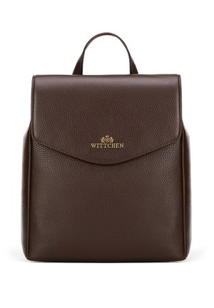 Brauner, strukturierten Leder-Rucksack mit Klappenverschluss. Verfügt über ein goldenes Logo-Detail auf der Vorderseite und einen oberen Griff für einfaches Tragen.