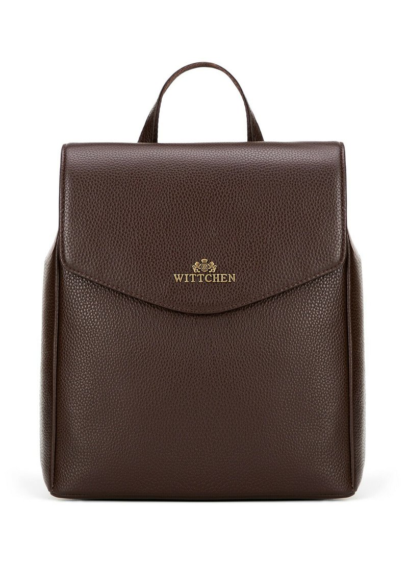 Sac à dos en cuir texturé marron avec un rabat. Présente un détail de logo doré à l'avant et une poignée sur le dessus pour un transport facile.