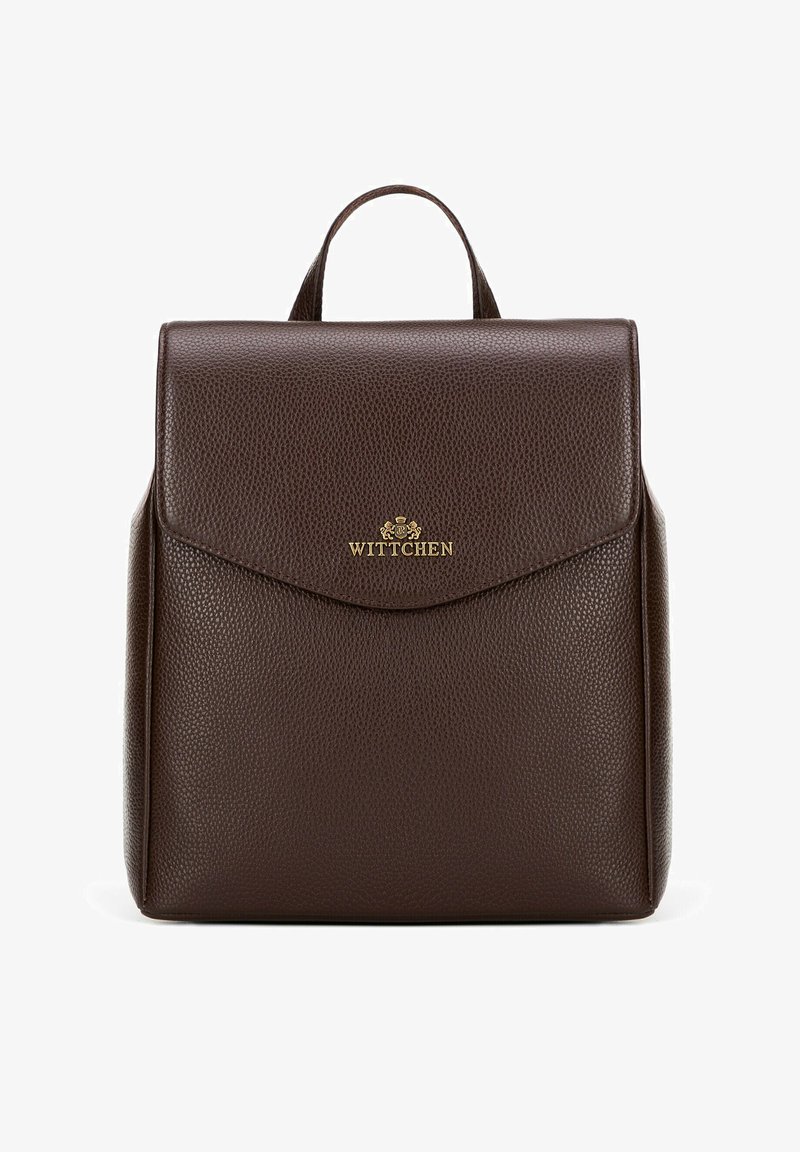 Sac à dos en cuir texturé marron avec un rabat. Présente un détail de logo doré à l'avant et une poignée sur le dessus pour un transport facile.