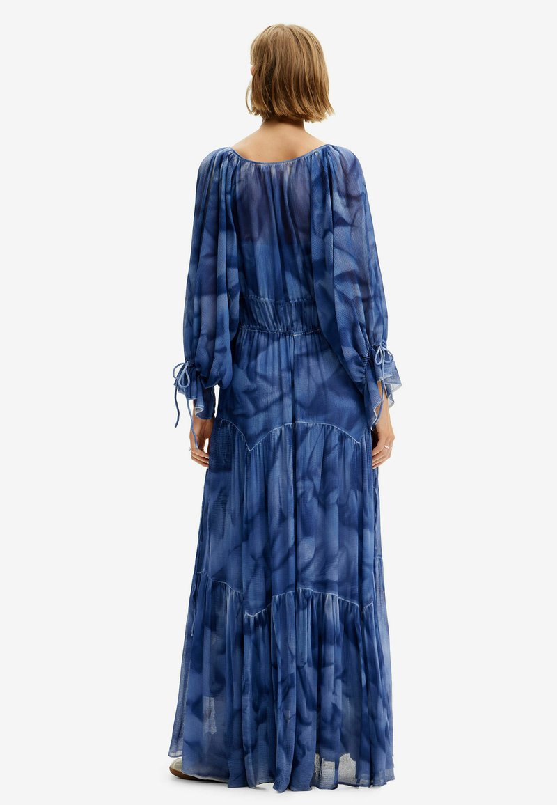 Langes, blaues Maxikleid aus durchsichtigem Stoff mit floralem Muster, elastischem Taillenbund und gerafften Ärmeln mit Bindebändern. Gestufter Rockdesign.