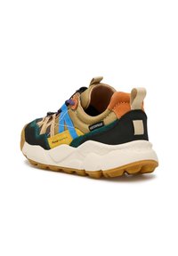 Mehrfarbiger Sportschuh aus einer Mischung von Stoffmaterialien. Das Design umfasst eine hohe Sohle, strukturierte Akzente und ein wasserdichtes Etikett.