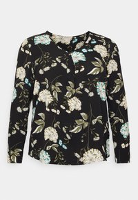 Czarna bluzka w kwiaty z długimi rękawami, z białymi, niebieskimi i zielonymi kwiatami, dekoltem w kształcie litery V oraz luźnym krojem. Gładki materiał z delikatnym połyskiem.