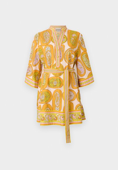 Geltona raštuota tunika su trim ketvirtadalių rankovėmis, V formos iškirpte ir surišamu diržu. Savybė paisley dizaino raštai su rožinėmis ir žaliomis akcentais.