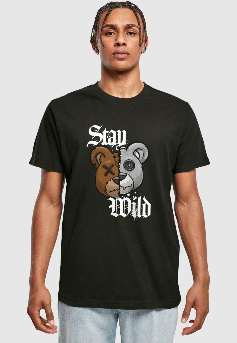 Must musta T-särk, millel on pruunist ja hallist teddy karu pead kujutav graafika ning sõnad "Stay Wild" julges, kulunud valges fontis.