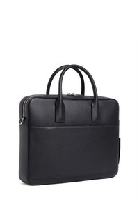Valigetta in pelle nera con due manici superiori, design elegante, chiusura con zip e tasca frontale per lo stoccaggio. Texture liscia con accenti minimalisti.