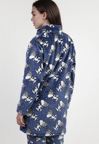 Bata de felpa azul con un patrón de personajes de dibujos animados en ropa de invierno, con cuello alto y mangas largas. Textura suave visible.