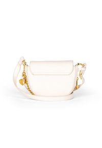 Borsa a tracolla in pelle color crema con forma arrotondata, dettagli in catena dorata, tracolla removibile e chiusura a pattina.