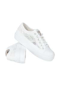 Sneaker bianche in tela con design in pizzo floreale, punta rotonda, suola in gomma bianca spessa e sei fori per i lacci. Leggere e con texture forata.