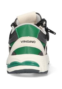 Zelené a černé sportovní tenisky s texturovaným koženkovým a síťovinovým svrškem, polstrovaným límcem a silnou bílou podrážkou. Logo "VINGINO" je zobrazeno na zadní straně.