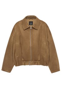 Jachetă maro din piele întoarsă cu fermoar frontal, guler lat, două buzunare laterale, mâneci lungi și curea reglabilă cu cataramă în tiv.