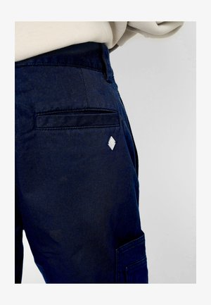 Marineblå denim cargo bukser med en baglomme, et diamantformet metalaccent og en lige pasform med en glat tekstur.