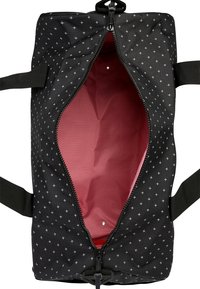 Sac de sport noir avec un motif croisé blanc, entièrement ouvert pour montrer une doublure intérieure rayée rouge et blanche, avec des poignées noires de chaque côté.