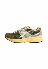 Scarpa sportiva marrone e gialla con tomaia in rete, dettagli in suede, suola in gomma e rifiniture riflettenti. Presenta lacci in contrasto.