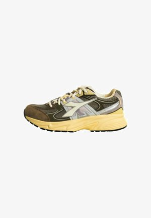 Scarpa sportiva marrone e gialla con tomaia in rete, dettagli in suede, suola in gomma e rifiniture riflettenti. Presenta lacci in contrasto.