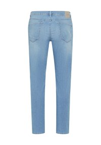 Jean en denim bleu clair avec une coupe droite, présentant une taille mi-haute, deux poches arrière et une petite étiquette de marque sur la ceinture.