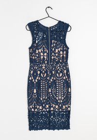 Námořnicky modré šaty bez rukávů s propracovanými krajkovými výřezy, přiléhavým střihem a zipem na zadní straně. Texturovaná látka.