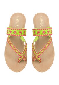 Platta sandaler med en ljusbrun bas. Klara neongröna och rosa vävda remmar med blommönster och zigzag-mönster. Öppen tå-design.