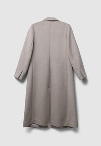 Cappotto grigio lungo realizzato in misto lana; presenta un colletto a revers, maniche lunghe e un design minimalista con tasche laterali.