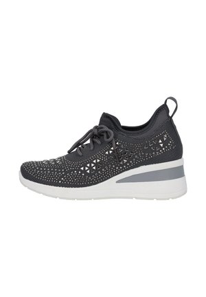 La scarpa sportiva di colore grigio scuro presenta una tomaia in maglia testurizzata con fori triangolari, punta rotonda, chiusura con lacci e una suola intermedia bianca con accenti grigi.