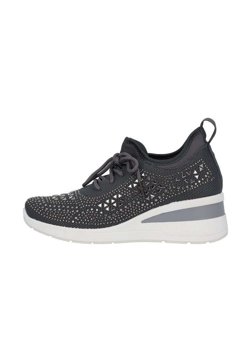 La scarpa sportiva di colore grigio scuro presenta una tomaia in maglia testurizzata con fori triangolari, punta rotonda, chiusura con lacci e una suola intermedia bianca con accenti grigi.