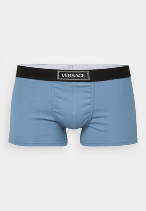 Világoskék pamut boxeralsó fekete derékvonallal, amelyen fehér "Versace" logó található. Az anyag bordázott textúrájú és szoros illeszkedésű.