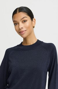 Dunkelblauer Pullover mit rundem Ausschnitt und langen Ärmeln, der aus einem leicht strukturierten Stoff besteht, der subtil schimmert.