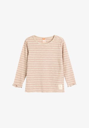 Pitkähihainen paita vaaleanbeigessä, jossa on ohuita vaaleanpunaisia raitoja, varustettuna röyhelöhihoilla ja pienellä kangastarralla, jossa lukee "Söpö Tyttö" helmoissa.