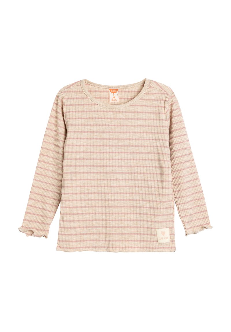 Langærmet bluse i lys beige med tynde lyserøde striber, med flæser ved manchetterne og et lille stoffik på kanten med teksten "Cute Girl".