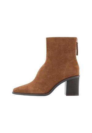 Braune Wildleder-Stiefelette mit Blockabsatz, spitzer Zehenpartie und Reißverschluss hinten.