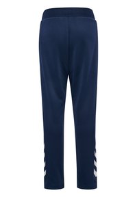 Marineblauwe sportbroek met een elastische tailleband, taps toelopende benen en witte zijstrepen met gebroken lijnen. Glad, lichtgewicht materiaal.
