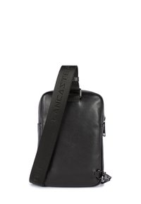 Borsa a tracolla in pelle nera con cinturino testurizzato, chiusura con zip e tasca laterale. Presenta una forma rettangolare elegante e un branding discreto.