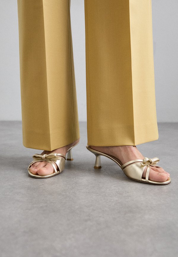 FELICITY BOW SLIDE - Heeled mules - platino
