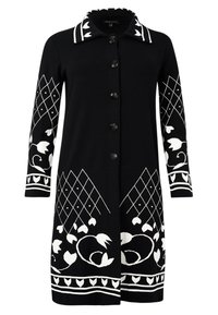 Langer schwarzer Cardigan mit aufwendigen weißen floralen und geometrischen Mustern, ausgestattet mit einem kragenlosen Ausschnitt und einer Knopfleiste auf der Vorderseite.