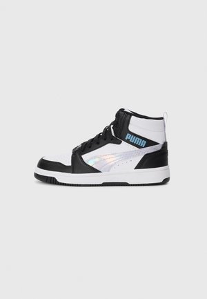 Hoge sneakers in zwart, wit en zilver. Voorzien van een bovenkant van glad leer, gestructureerde accenten en een logo op de zijkant. Rubberen buitenzool.