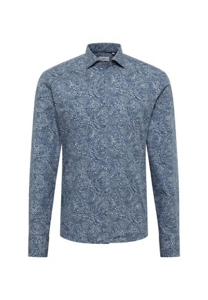 Langärmliges, blaues Hemd mit Knopfverschluss und einem weißen Paisley- und Blumenmuster, klassischer Kragen und geknöpfte Manschetten, vor weißem Hintergrund präsentiert.