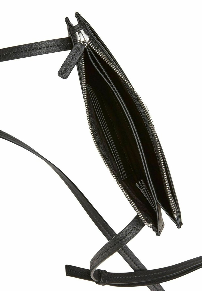 Schwarze Leder-Crossbody-Tasche mit Reißverschluss, zwei Fächern und mehreren Kartenfächern. Glatte Textur und schlankes Design.