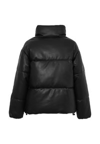 Doudoune noire en simili cuir, dotée d'un col montant, de sections matelassées horizontales et d'un cordon de serrage réglable à l'ourlet.