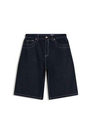 Tmavomodré riflové šortky dĺžky po kolená s prednými vreckami, bielym prešitím, pútkami na opasok a kovovým gombíkom na zapínanie v páse.