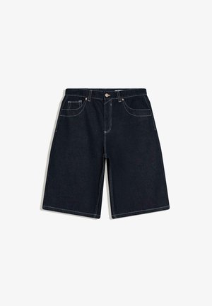 Dunkelblaue Jeans-Kniehosen mit Fronttaschen, weißer Naht, Gürtelschlaufen und Metallknopfverschluss an der Taille.